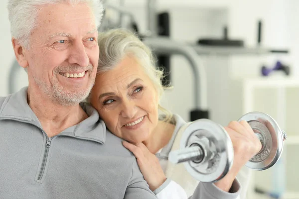 Pareja Mayor Sonriente Activa Haciendo Ejercicio Gimnasio — Foto de Stock