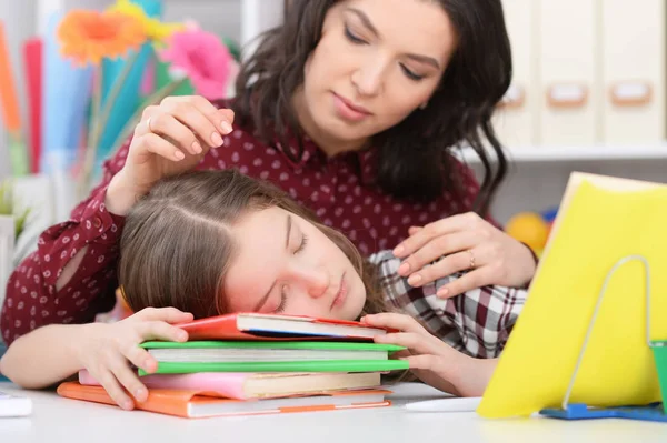 Oda Ödev Yaptıktan Sonra Yorgun Kızı Uyanma Anne — Stok fotoğraf
