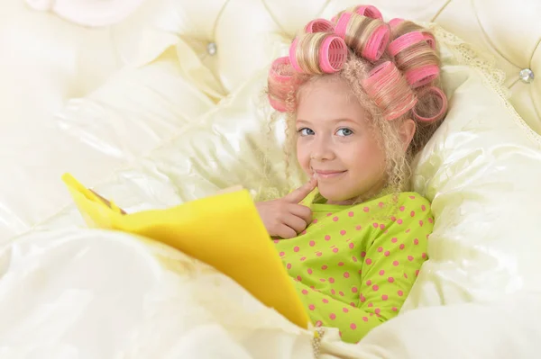 Schöne Kleine Mädchen Mit Rosa Lockenwickler Lesen Bett Hause — Stockfoto