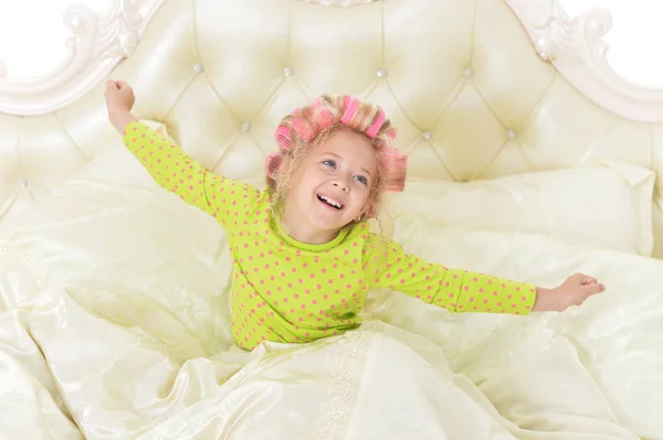 Linda Menina Com Encrespadores Rosa Divertindo Cama Casa — Fotografia de Stock