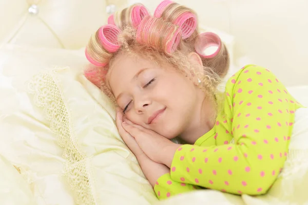 Schöne Kleine Mädchen Mit Rosa Lockenwickler Schlafen Bett Hause — Stockfoto