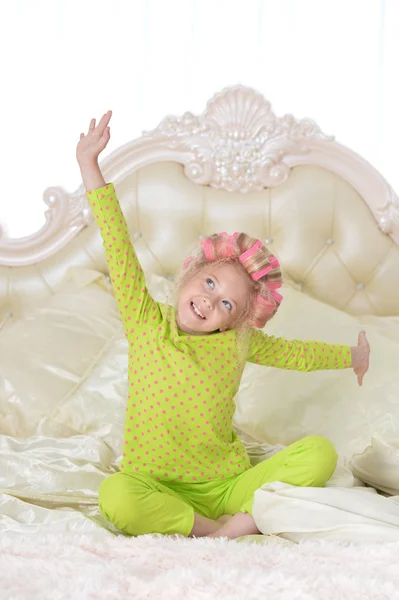 Preciosa Niña Con Rizadores Rosados Divirtiéndose Cama Casa —  Fotos de Stock