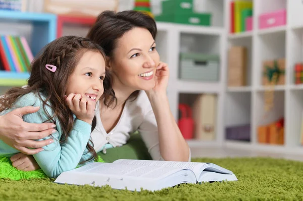 Moeder Met Dochter Leesboek Liggend Vloer — Stockfoto