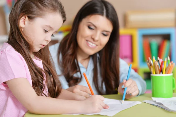 Bambina in disegno camicia rosa — Foto Stock