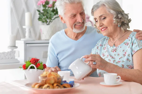 Glückliches Seniorenpaar Trinkt Hause Tee — Stockfoto