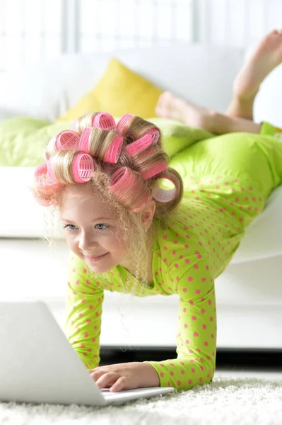 Schöne Kleine Mädchen Mit Rosa Lockenwickler Mit Laptop Hause — Stockfoto