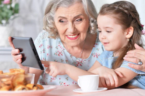 Menina Bonito Com Sua Avó Olhando Para Tablet — Fotografia de Stock