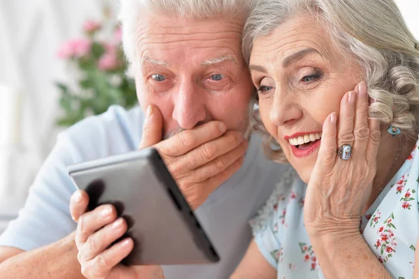 Portrait Heureux Beau Couple Personnes Âgées Utilisant Une Tablette Maison — Photo