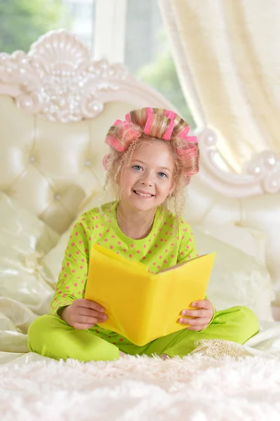 Linda Menina Com Encrespadores Rosa Lendo Cama Casa — Fotografia de Stock