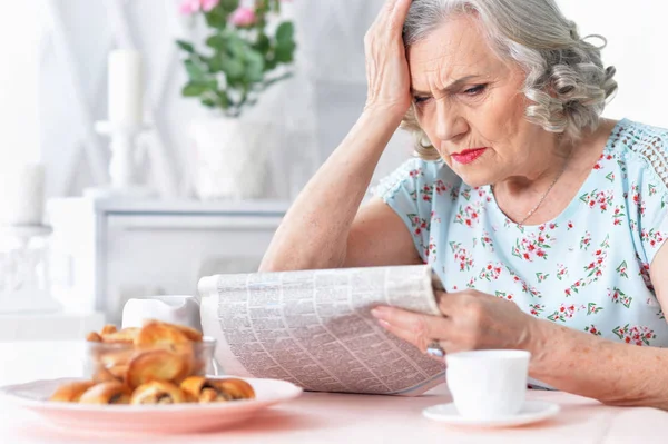 Portrait Thoughtful Aged Woman Reading Newspaper — Stock Photo, Image