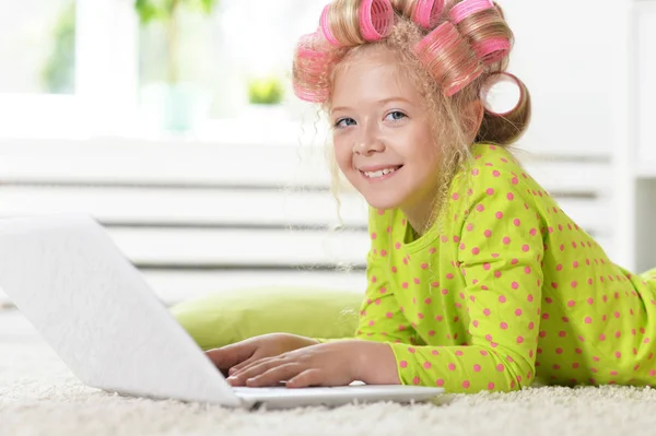 Menina Encantadora Com Encrespadores Rosa Usando Laptop Casa — Fotografia de Stock