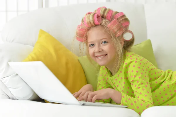 Schöne Kleine Mädchen Mit Rosa Lockenwickler Mit Laptop Hause — Stockfoto