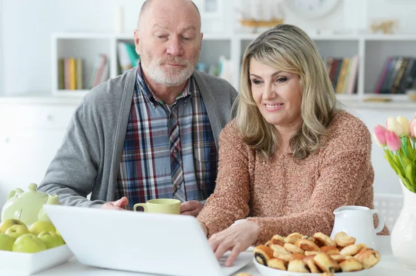 Porträt Eines Senioren Paares Mit Laptop Beim Frühstück Hause — Stockfoto