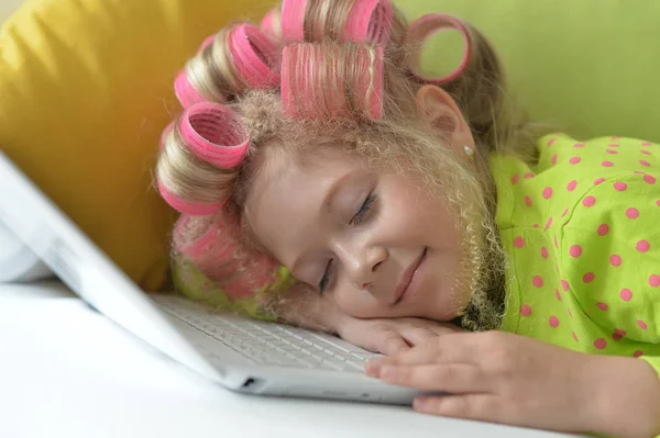 Härlig Liten Flicka Med Rosa Papiljotter Sover Laptop Hemma — Stockfoto