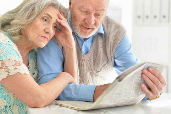 Pareja mayor leyendo periódico —  Fotos de Stock