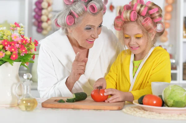 Mulher sênior e neta na cozinha — Fotografia de Stock