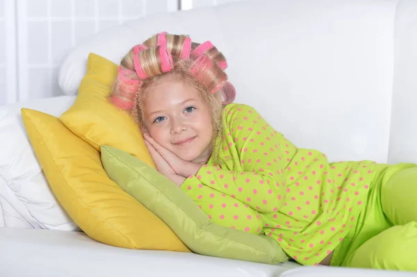 Schöne Kleine Mädchen Mit Rosa Lockenwickler Auf Dem Bett Hause — Stockfoto