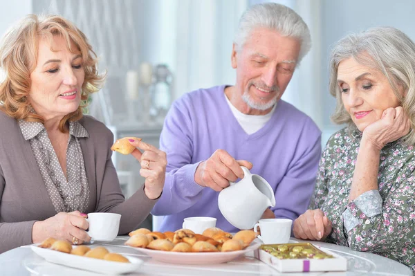 Felici Anziani Che Bevono Con Biscotti Cucina — Foto Stock