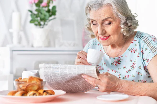 Портрет Вдумчивой Пожилой Женщины Читающей Газету — стоковое фото