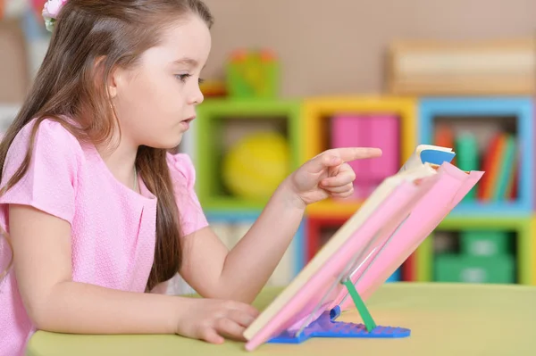 Schattig klein meisje — Stockfoto