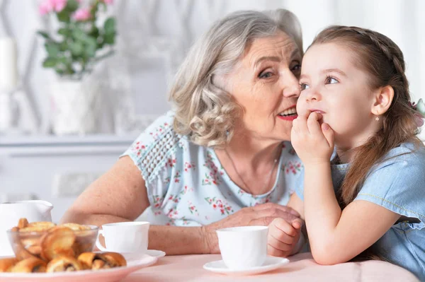 Yaşlı Kadın Genç Bir Kız Çay Içme Ile — Stok fotoğraf