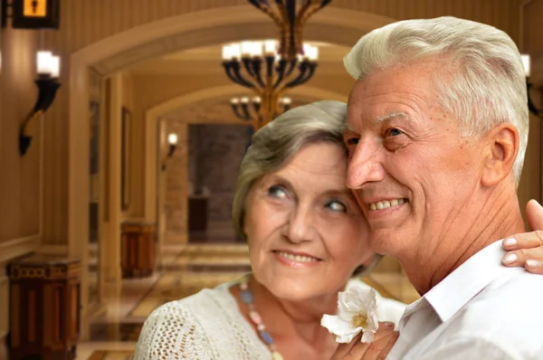 Szczęśliwa Para Starszy Przytulanie Przeciwko Niewyraźne Tło Wnetrze Hotelu — Zdjęcie stockowe