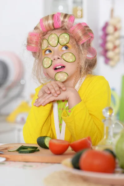 Little girl in hair curlers and laptop — Stock Photo, Image