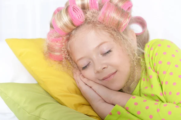 Krásná Holčička Růžovou Natáčky Spí Doma — Stock fotografie