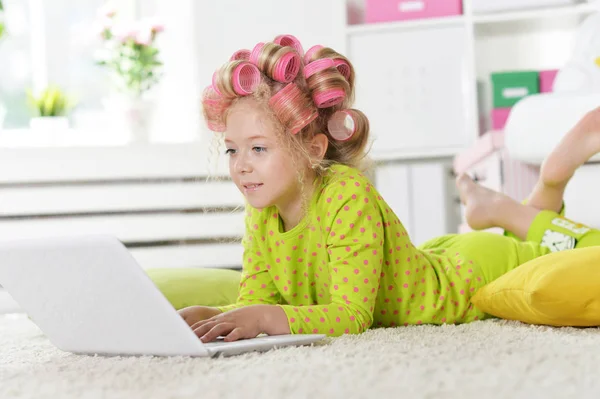 Schöne Kleine Mädchen Mit Rosa Lockenwickler Mit Laptop Hause — Stockfoto