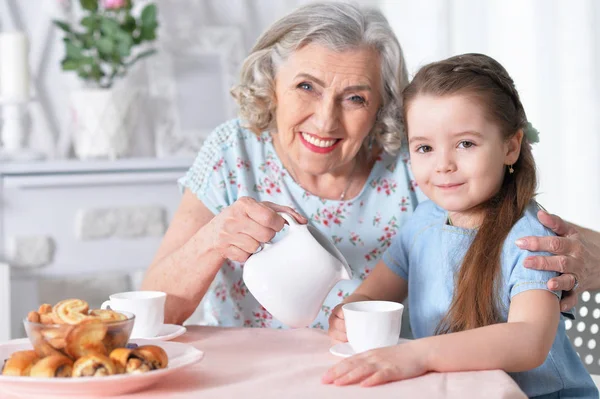 Alte Frau Mit Einem Jungen Mädchen Beim Teetrinken — Stockfoto