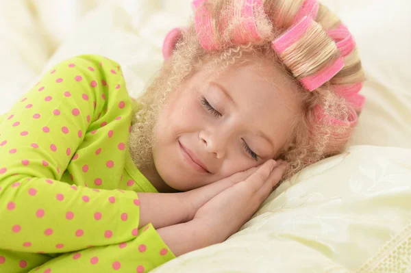 Preciosa Niña Con Rizadores Rosados Durmiendo Cama Casa —  Fotos de Stock