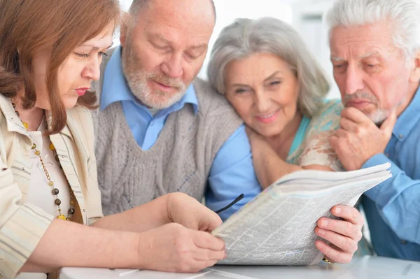 Twee Senior Koppels Zitten Aan Tafel Het Lezen Van Krant — Stockfoto