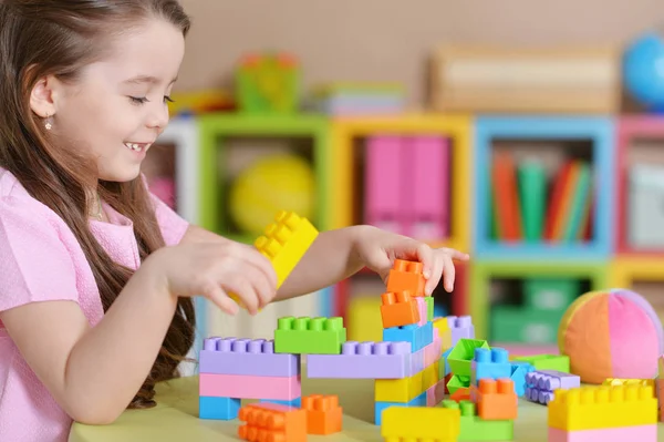 Bambina che gioca in camera — Foto Stock