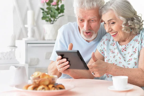 Retrato Feliz Belo Casal Sênior Usando Tablet Casa — Fotografia de Stock