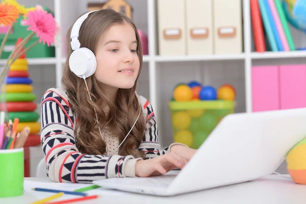 Menina usando laptop moderno — Fotografia de Stock