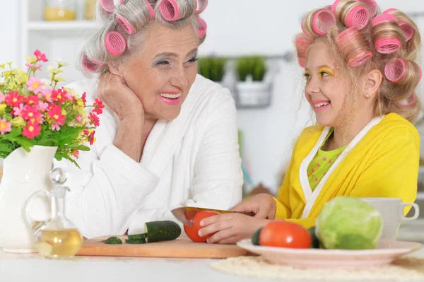 Старша жінка і онука на кухні — стокове фото