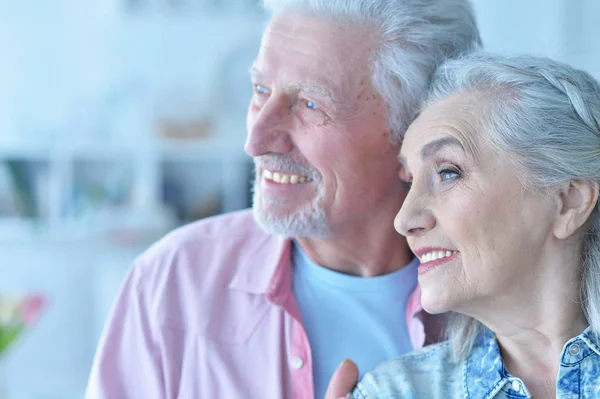 Portret Van Een Gelukkig Seniorenpaar Thuis — Stockfoto