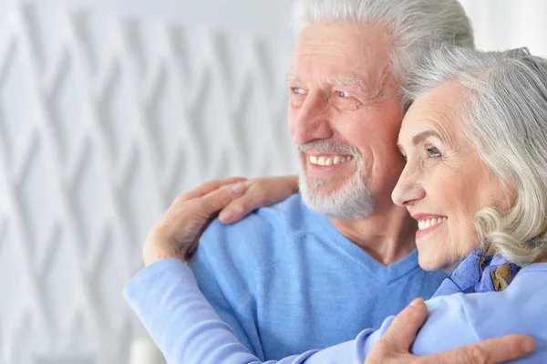 Portret Van Een Gelukkig Seniorenpaar Thuis — Stockfoto