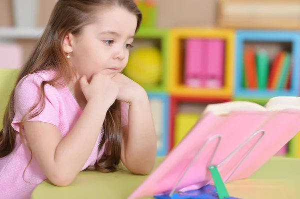 Schattig klein meisje — Stockfoto