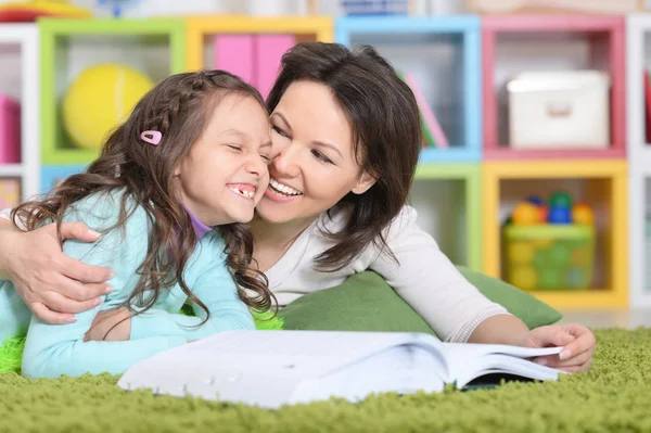 Madre Con Hija Leyendo Libro Mientras Está Acostada Suelo —  Fotos de Stock