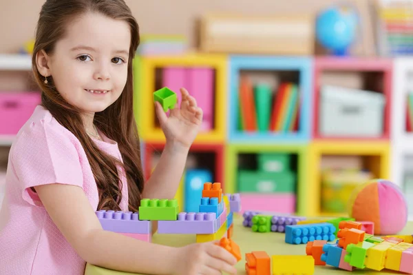 Bambina che gioca in camera — Foto Stock