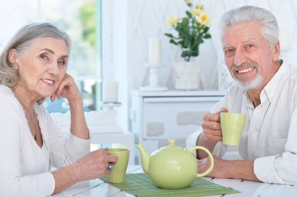 Счастливая Пожилая Пара Пьет Чай Кухне — стоковое фото
