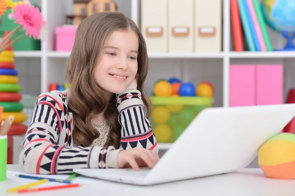Маленькая девочка с помощью современного ноутбука — стоковое фото