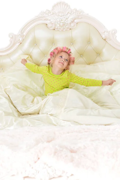 Pembe Curlers Evde Yatakta Eğleniyor Güzel Küçük Kız — Stok fotoğraf