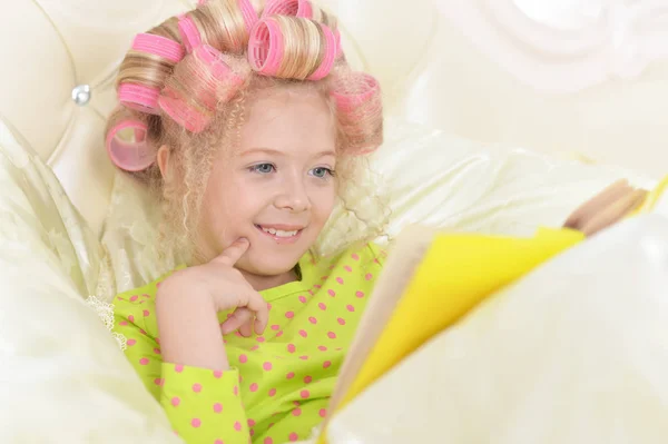 Милая Маленькая Девочка Розовыми Бигудями Читает Постели Дома — стоковое фото