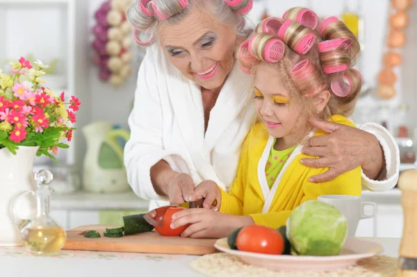Senior kobieta i wnuczka w kuchni — Zdjęcie stockowe