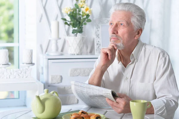 Emotionele Senior Man Leest Krant Thuis — Stockfoto