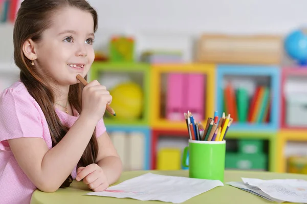 Carino Bambina Camicia Rosa Disegno Nella Sua Stanza — Foto Stock