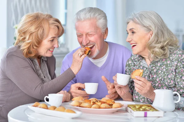 Ευτυχισμένος Ανώτεροι Άνθρωποι Πίνουν Τσάι Μπισκότα Στην Κουζίνα — Φωτογραφία Αρχείου