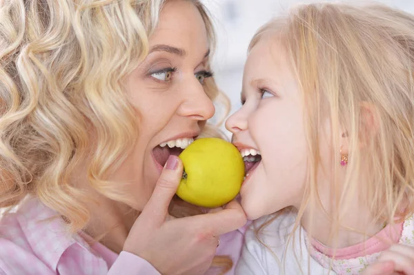 Close Shot Happy Mother Daughter Eating Apple Together Kitchen — Stock Photo, Image